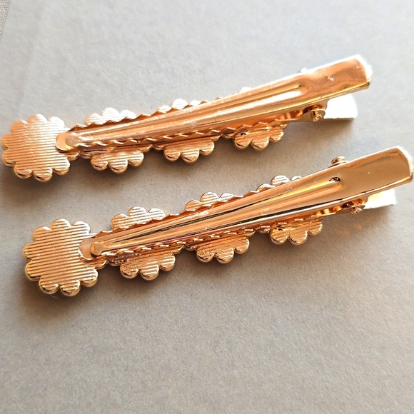 Anthropologie Set Of 2 Gold Tone Metal Daisy Salon Clips - NWOT - Picture 2 of 4